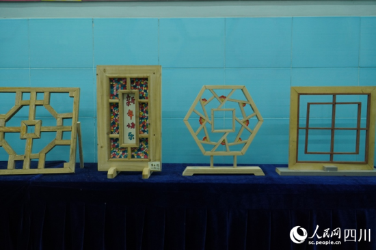 雨城区第四小学学生制作的“创意窗花”。人民网 赵祖乐摄 雨城区第四小学学生制作的“创意窗花”。人民网 赵祖乐摄