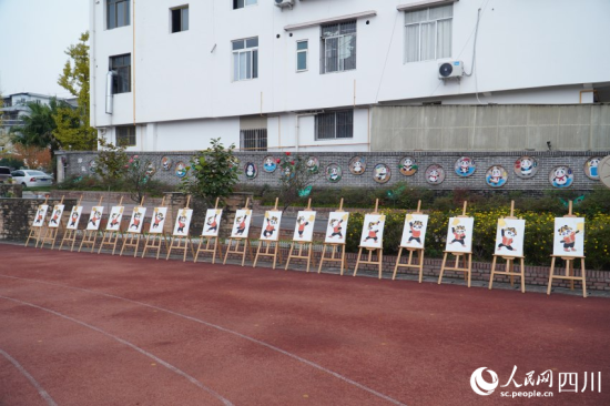 在校园文化墙区域展示的二十四节气竹匾创意绘画、“龙行十八式”茶技组图。人民网 赵祖乐摄 在校园文化墙区域展示的二十四节气竹匾创意绘画、“龙行十八式”茶技组图。人民网 赵祖乐摄