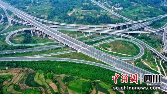 纵横交错的交通路网。潘建勇 摄 纵横交错的交通路网。潘建勇 摄