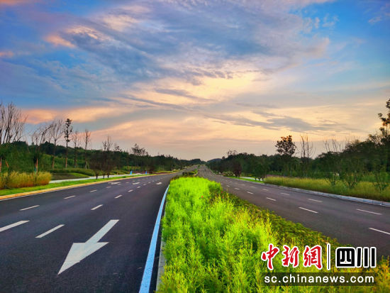 中建一局总承包公司绛溪四线道路工程项目K6+010路段。 刘林 摄 中建一局总承包公司绛溪四线道路工程项目K6+010路段。 刘林 摄