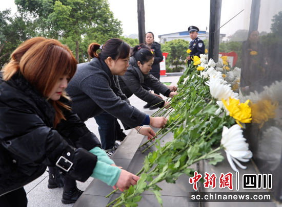 敬献鲜花。杜佳睿 摄 敬献鲜花。杜佳睿 摄