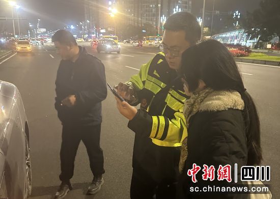 警保联动人员指导客户线上报案。人保财险成都双流支公司供图 警保联动人员指导客户线上报案。人保财险成都双流支公司供图