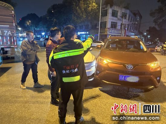警保联动人员处理交通事故。人保财险成都双流支公司供图 警保联动人员处理交通事故。人保财险成都双流支公司供图