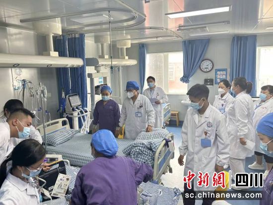 危重患者急救全流程演练。(张志刚供图) 危重患者急救全流程演练。(张志刚供图)