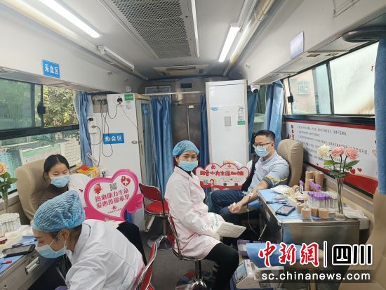 上马镇干部群众踊跃献血。丁春翔 摄 上马镇干部群众踊跃献血。丁春翔 摄