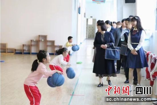 核查学校政策执行、活动开展情况。顺庆区融媒体中心供图 核查学校政策执行、活动开展情况。顺庆区融媒体中心供图
