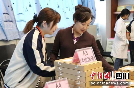 核查学校政策执行、活动开展情况。顺庆区融媒体中心供图 核查学校政策执行、活动开展情况。顺庆区融媒体中心供图