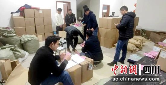 警方现场清查有毒有害减肥咖啡加工窝点。色达警方供图 警方现场清查有毒有害减肥咖啡加工窝点。色达警方供图