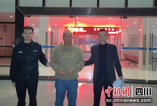 嫌疑人被押回。大安交警 供图 嫌疑人被押回。大安交警 供图