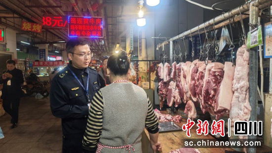 执法人员正在检查商户使用‘生鲜灯’情况。曾钰茹 摄 执法人员正在检查商户使用‘生鲜灯’情况。曾钰茹 摄