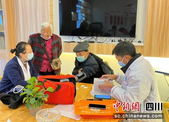 家庭医生走进社区开展服务。汶川县委宣传部 供图 家庭医生走进社区开展服务。汶川县委宣传部 供图