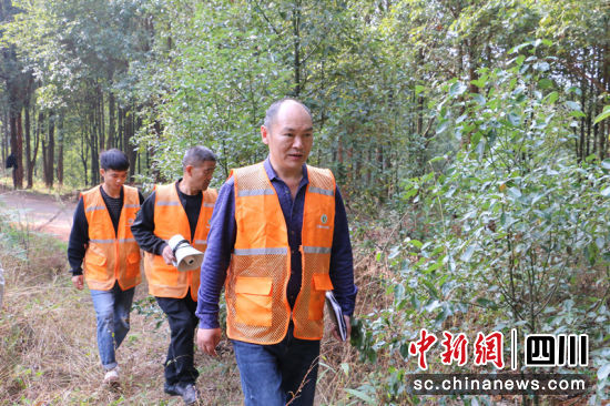 工作人员正在进行宣传。蒋雪梅 摄 工作人员正在进行宣传。蒋雪梅 摄
