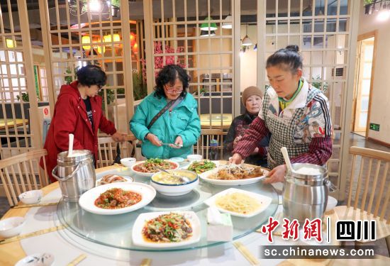 近日,四川雅安,雨城区青江街道孝廉社区老年人配餐中心。王磊摄 近日,四川雅安,雨城区青江街道孝廉社区老年人配餐中心。王磊摄