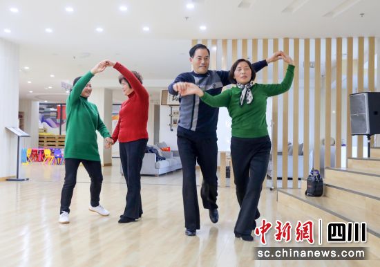近日,四川雅安,名山区新城社区内,居民赵政权(右二)和舞伴跳舞。王磊摄 近日,四川雅安,名山区新城社区内,居民赵政权(右二)和舞伴跳舞。王磊摄