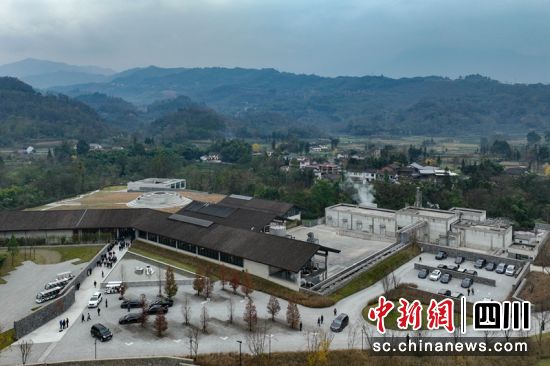 建在峨眉山下的叠川麦芽威士忌酒厂体验中心。记者 刘忠俊 摄 建在峨眉山下的叠川麦芽威士忌酒厂体验中心。记者 刘忠俊 摄