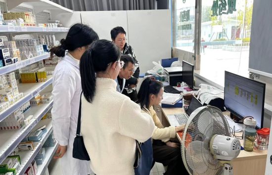 监督检查现场。罗伟 供图 监督检查现场。罗伟 供图