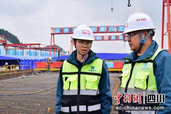 工作中的叶安波和同事在一起。董艳秋 摄 工作中的叶安波和同事在一起。董艳秋 摄