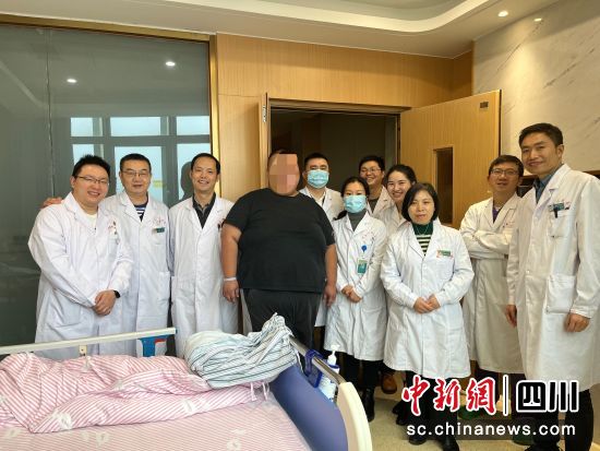 图为超重患者与医院医护团队。成都市第五人民医院 供图 图为超重患者与医院医护团队。成都市第五人民医院 供图