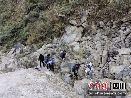 巡护队员进入山林开展联合巡护工作。汶川县委宣传部 供图 巡护队员进入山林开展联合巡护工作。汶川县委宣传部 供图