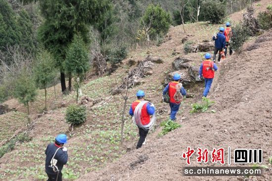 抢险人员徒步前往抢修现场。旺苍供电供图 抢险人员徒步前往抢修现场。旺苍供电供图