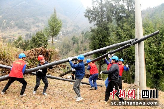 抢险人员采取临时措施尽快回复供电。旺苍供电供图 抢险人员采取临时措施尽快回复供电。旺苍供电供图