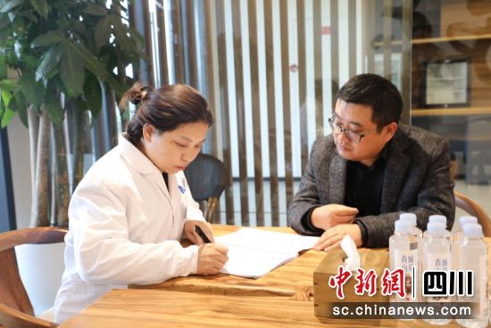 专家开展健康诊疗。胡克强摄 专家开展健康诊疗。胡克强摄
