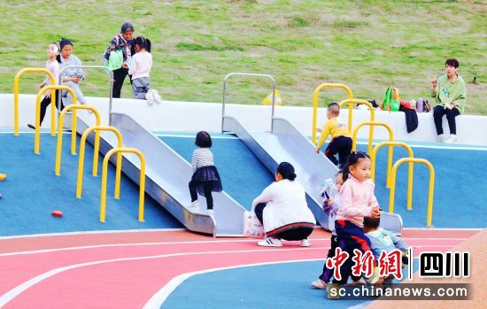 市民在公园里玩耍。 市民在公园里玩耍。