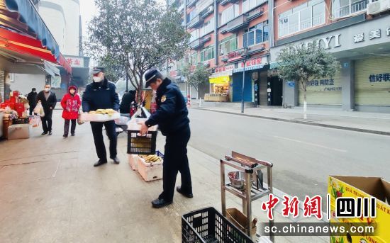 整治路面占道经营。 整治路面占道经营。