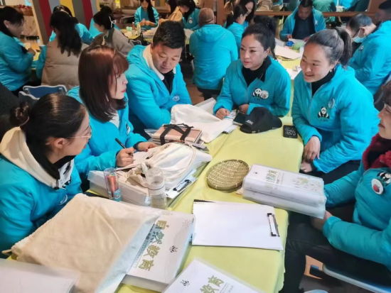 杨琴和同事们探讨如何将自身工作与自然教育有机结合(图片由受访者提供) 杨琴和同事们探讨如何将自身工作与自然教育有机结合(图片由受访者提供)