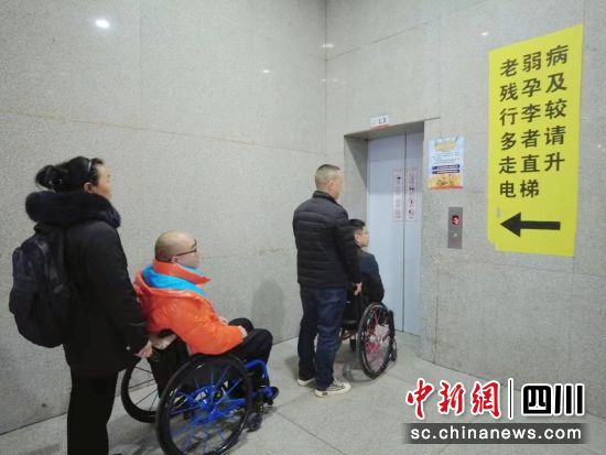 乘坐无障碍电梯。 什邡市残联供图 乘坐无障碍电梯。 什邡市残联供图