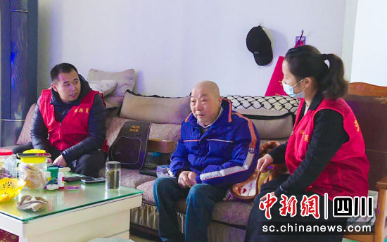 社区网格员入户关心独居老人。陈小雄 摄 社区网格员入户关心独居老人。陈小雄 摄