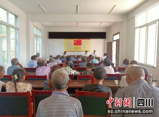 高场镇东升村召开村民代表大会研究“下车费”问题。沈瑶 摄 高场镇东升村召开村民代表大会研究“下车费”问题。沈瑶 摄