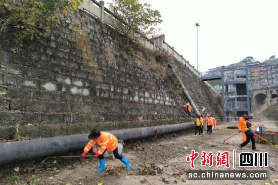 清扫整治现场。富顺融媒 供图 清扫整治现场。富顺融媒 供图