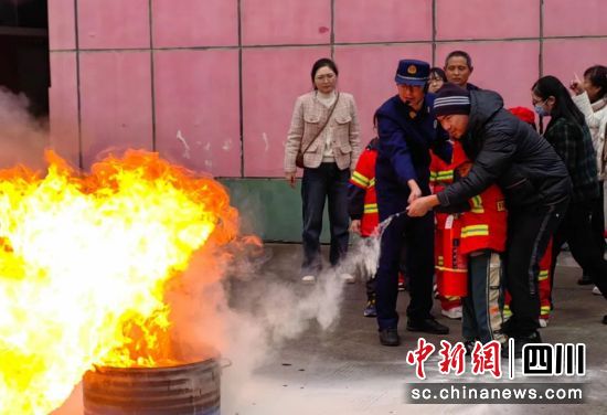 灭火器使用演练。 灭火器使用演练。