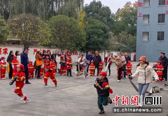 消防技能比拼。 消防技能比拼。