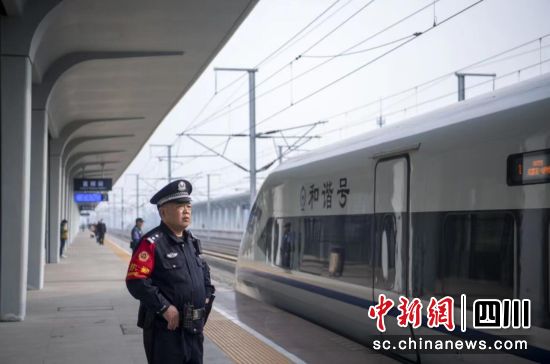 工作中的铁警杨明。潘孟 摄 工作中的铁警杨明。潘孟 摄