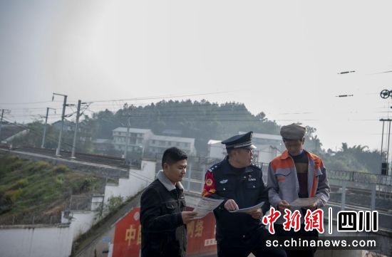 工作中的铁警杨明(中)。潘孟 摄 工作中的铁警杨明(中)。潘孟 摄