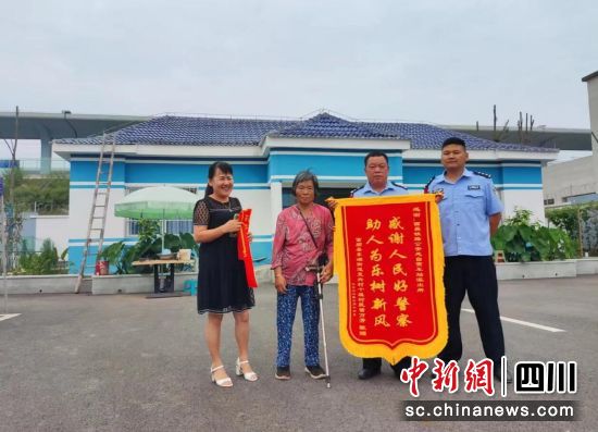 群众送锦旗感谢铁警杨明的暖心帮助。潘孟 摄 群众送锦旗感谢铁警杨明的暖心帮助。潘孟 摄