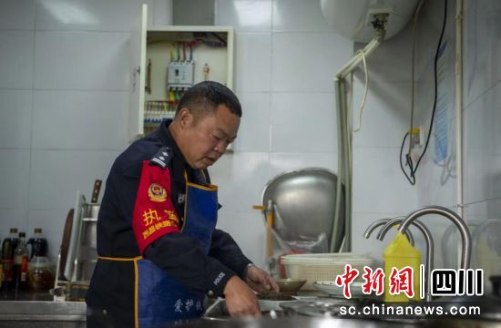铁警杨明在工作之余为同事做可口饭菜。潘孟 摄 铁警杨明在工作之余为同事做可口饭菜。潘孟 摄