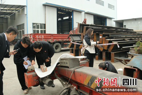强制执行现场。简阳法院 供图 强制执行现场。简阳法院 供图
