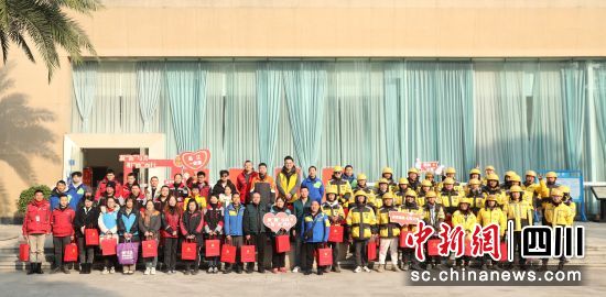 合影留念。涌泉街道供图 合影留念。涌泉街道供图
