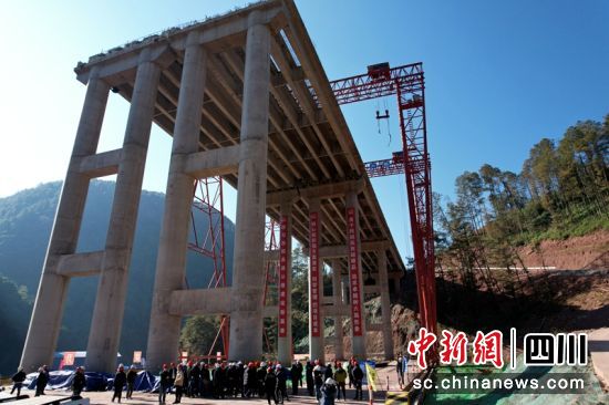 参会人员现场观摩提梁工艺。段明财 摄 参会人员现场观摩提梁工艺。段明财 摄
