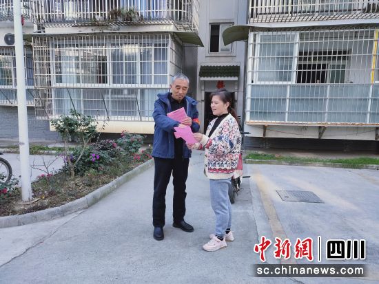 老党员志愿者进行政策宣传。 什邡市方亭街道供图 老党员志愿者进行政策宣传。 什邡市方亭街道供图