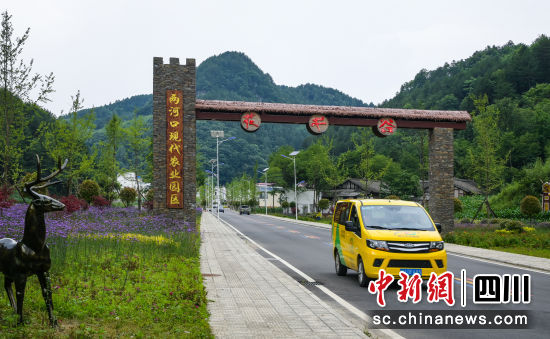 曾家山公交化运行的小客车。 张敏 摄 曾家山公交化运行的小客车。 张敏 摄