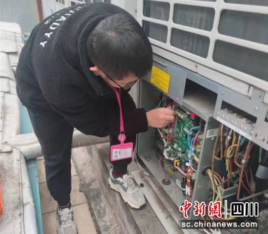 成妇儿医院后勤保障部工作人员正在维保。成妇儿医院供图 成妇儿医院后勤保障部工作人员正在维保。成妇儿医院供图