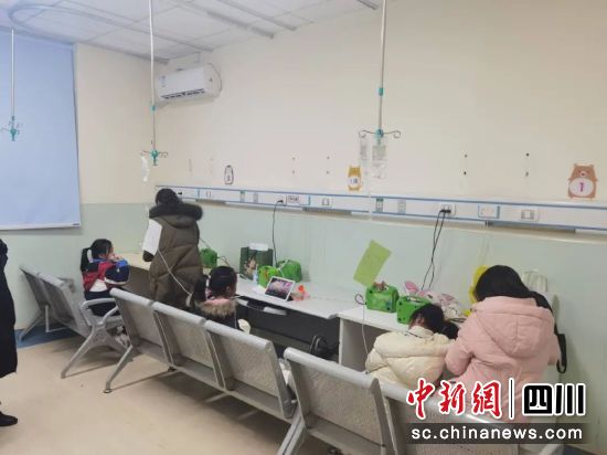 成妇儿医院增设输液座位。成妇儿医院供图 成妇儿医院增设输液座位。成妇儿医院供图