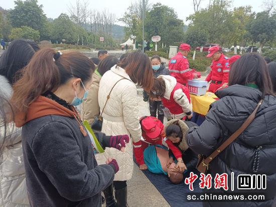 “救”在身边应急救援知识讲解。赵天久 摄 “救”在身边应急救援知识讲解。赵天久 摄