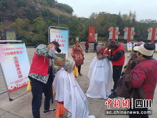 便民小板凳”志愿服务。赵天久 摄 便民小板凳”志愿服务。赵天久 摄