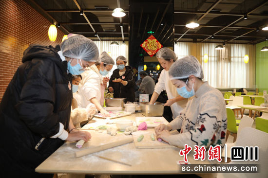 青年职工包饺子。刘倩 摄 青年职工包饺子。刘倩 摄