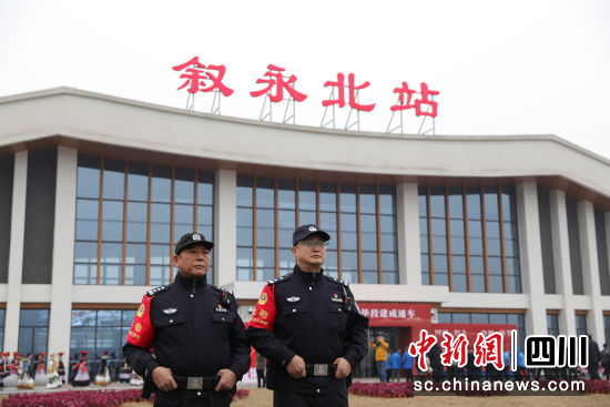 民警在叙永北站站前广场执勤。方韬 摄 民警在叙永北站站前广场执勤。方韬 摄